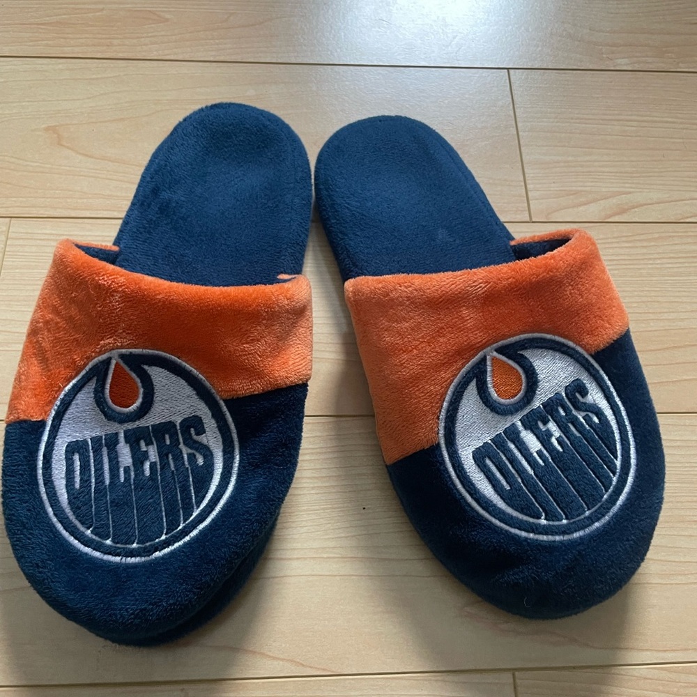 🎉 5/$20 NHL Oilers slippers